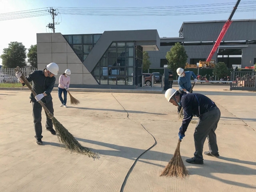 感受工程氛圍參與工程建設 集團總部機關干部到新材料公司現(xiàn)場勞動(圖6)